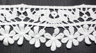 Nette Polymilch und dekoratives Spitze-Ordnungs-Weiß mit den regelmäßigen Blumen umweltfreundlich