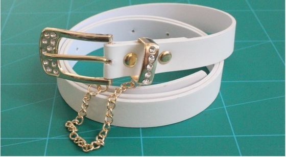 Kleiderweiß-Stoff-Gurte für Frauen, Goldschnalle mit Bergkristall und Goldkette