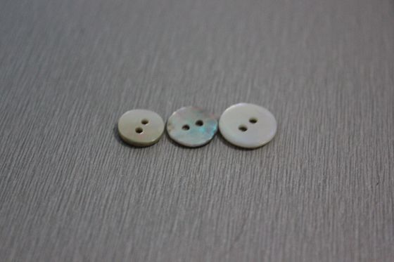 Kundenspezifische Kleidung Weiß-knöpft Universalsmokinghemde Shells Loch 2 für Männer/Frauen