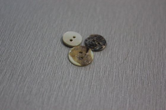 Kundenspezifische Kleidung Weiß-knöpft Universalsmokinghemde Shells Loch 2 für Männer/Frauen