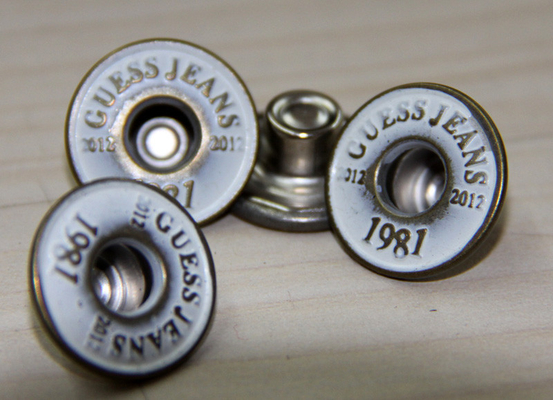 Schnell-/nähende kundenspezifische Kleidungs-Knöpfe gemalt im Gewehr-Metall/im glänzenden Silber