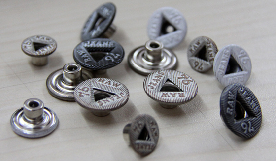 Schnell-/nähende kundenspezifische Kleidungs-Knöpfe gemalt im Gewehr-Metall/im glänzenden Silber
