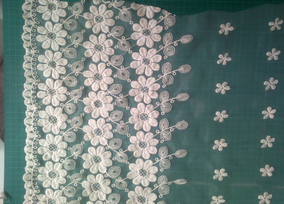 Heiratsgesticktes Blumenspitzegewebe
