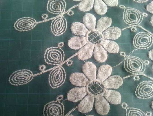 Hochzeits-Baumwoll-Kleidung stickte Blumenspitzegewebe, Partykleid-Masche