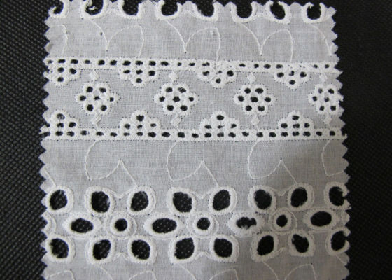 Weiße Ösen-Spitze-Zutaten