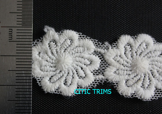 Baumwolle gesticktes dekoratives Blumen-Muster der Spitze-Ordnungs-2.5cm mit färbender Farbe