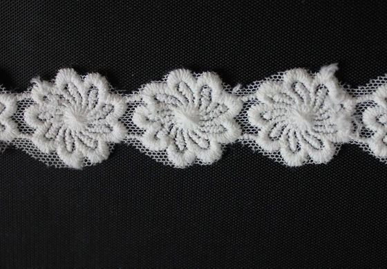 Baumwolle gesticktes dekoratives Blumen-Muster der Spitze-Ordnungs-2.5cm mit färbender Farbe