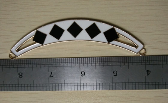 Kundenspezifisches halbes ovales Form-Metallkragen-Halsketten-Schwarzes im Weiß