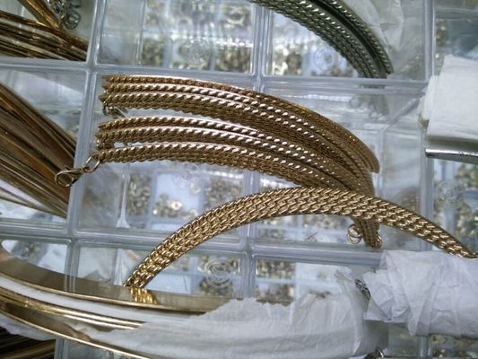 Legieren Sie die halb ovale Metallordnung, die mit Unregelmäßigkeitsblumen Gold umweltfreundlich ist
