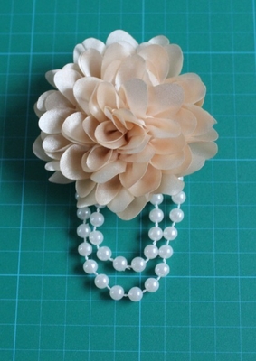 Corsage in der weißen Blume, Perlen-Gewebe-Blumen-Corsagen mit Chiffon- künstlichem