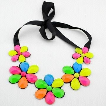 Spezielle Legierung und Bergkristall-handgemachter wulstiger Schmuck mit multi Form-Nachahmung